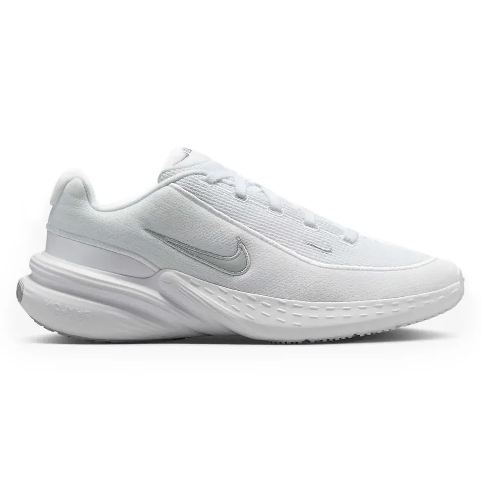 Tênis feminino branco Nike Uplift SC visto de lado direito, com material mesh e solado em EVA
